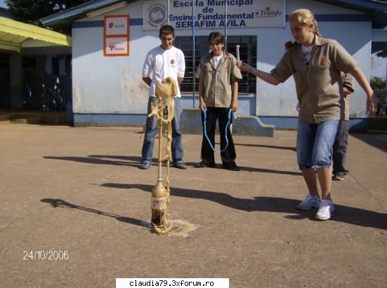 se introduce o pastila de mentos in sticla de cola ... nu amestecati mentos cu cola